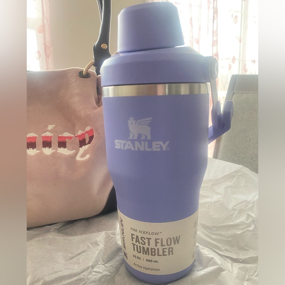 NWT Stanley The IceFlow™ Tumbler with Fast Flow Lid
20 OZ - Hydrangea